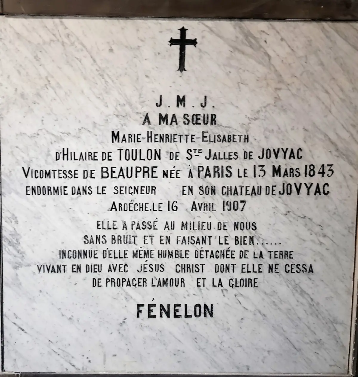 Vue générale de la plaque funéraire d’Élisabeth de Jovyac portant l’inscription Vicomtesse de Beaupré et la date du 16 avril 1907