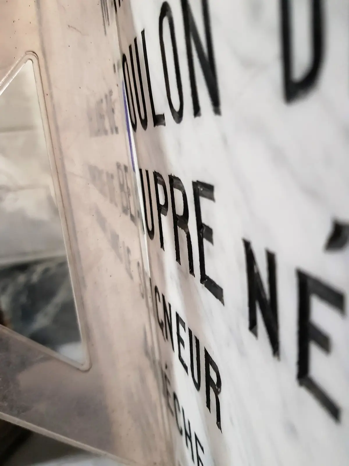 Vue oblique de la zone du titre montrant une irrégularité de surface